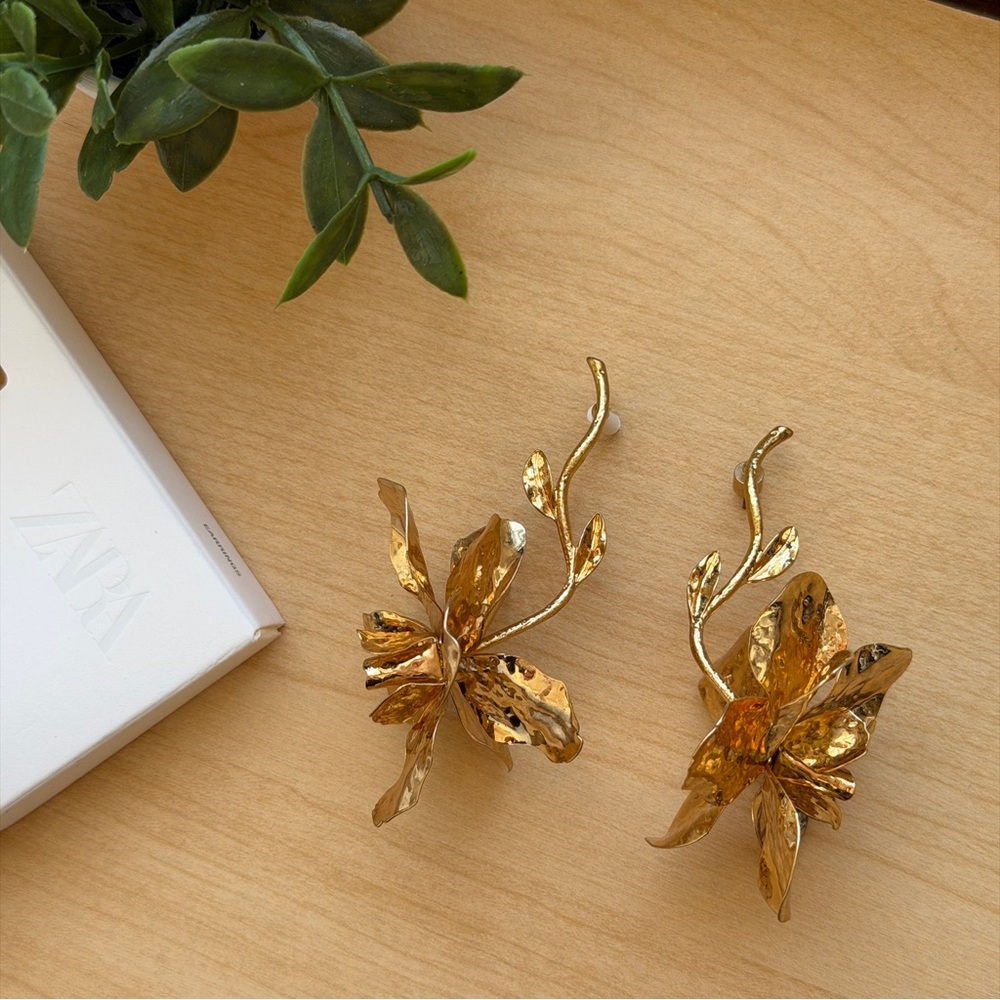Zara Gold Textured Flower & Stem Earrings NWT - Picture 4 of 9